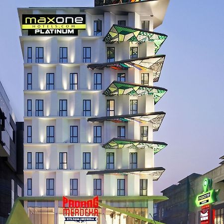 マックスワンホテルズドットコム アット プラチナム ハヤム ウルク ジャカルタ エクステリア 写真